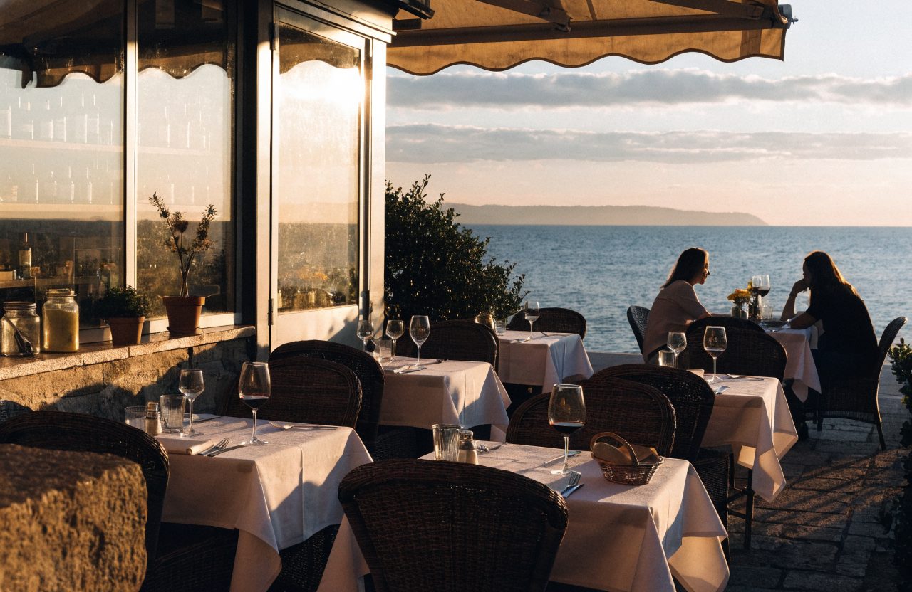La Cabine 12, terrasse face à la mer.
