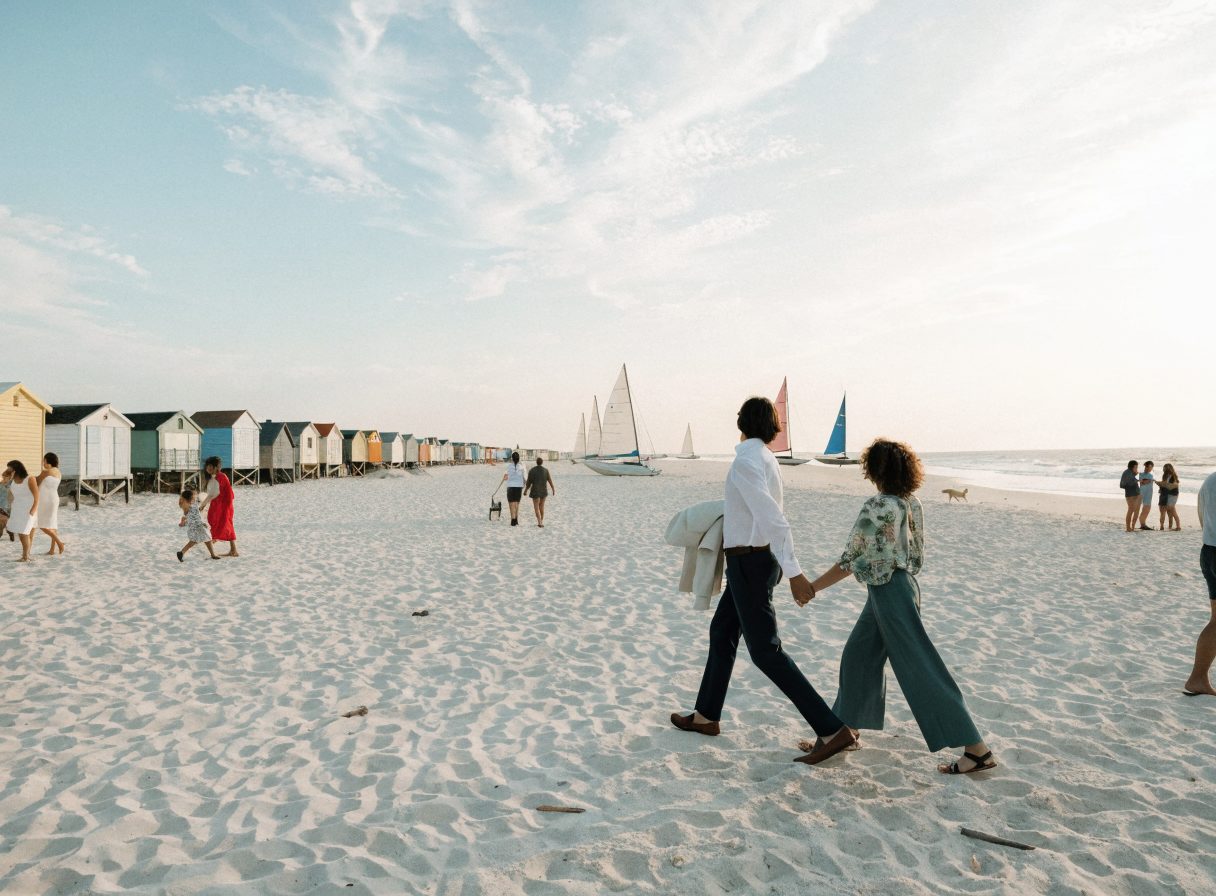 La grande plage de Rivelune et ses cabines.